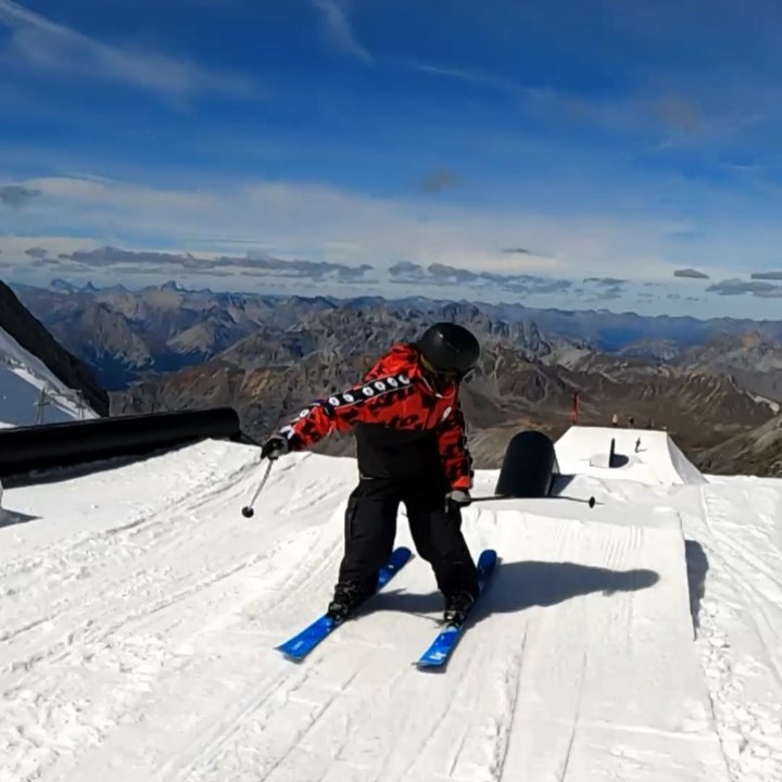 @speedy_freeski_ je ve snowparku jako doma. 💯
#teamrider #jibbing #snowpark #railskiing #freeskiercz